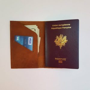 Porte passeport en cuir végétal cousu main au point sellier