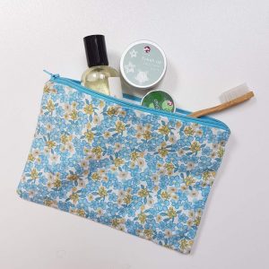 Trousse de maquillage motif petites fleurs bleues – Image 3