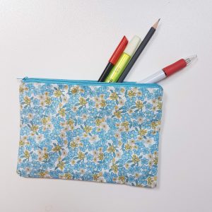 Trousse de maquillage motif petites fleurs bleues – Image 5