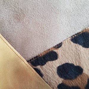 Pochette léopard et or – suédine beige – Image 3