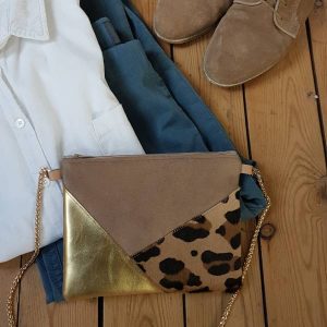 Pochette léopard et or – suédine beige – Image 1