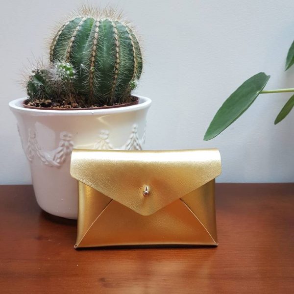 Pochette enveloppe en cuir or