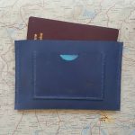 Etui protège passeport en cuir bleu cousu main au point sellier