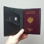 Protège passeport homme en cuir noir mat et cousu main point sellier
