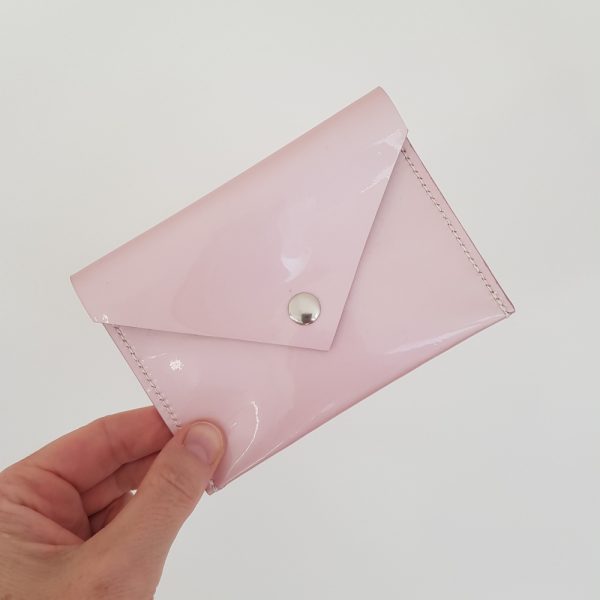 Pochette en cuir verni rose nacré cousu sellier pour ranger permis et carte d'identé