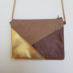 Sac pochette en suédine beige, cuir marron et doré