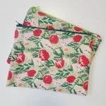Pochette en tissu ornée de fleurs rouges comme des Proteas