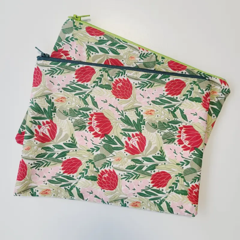 Pochette en tissu ornée de fleurs rouges comme des Proteas