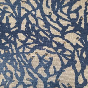 Le détail du tissu corail bleu utilisé pour la fabrication des pochettes