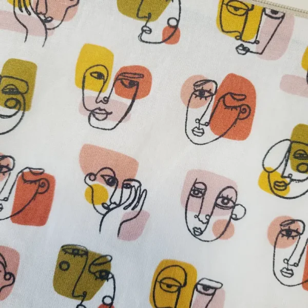 Détail du tissu avec motifs de visages dessinés façon Picasso