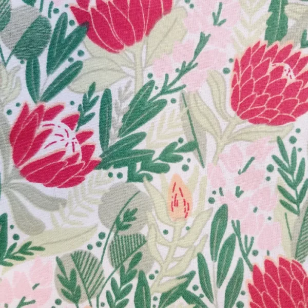 Zoom sur le dessin stylisé des Protéas imprimés sur le tissu et sur le décor végétal
