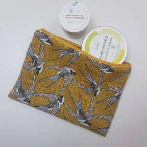 La pochette peut servir de trousses de toilette