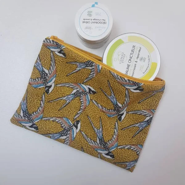La pochette peut servir de trousses de toilette