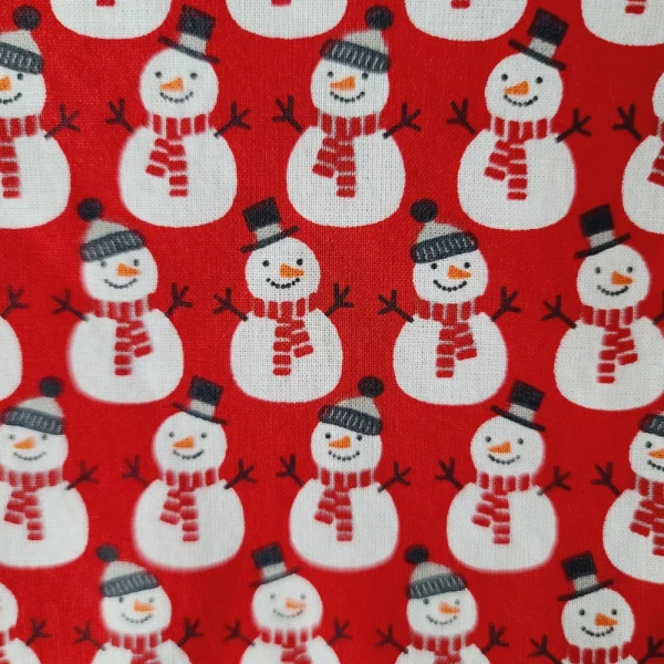 Détail des motifs de bonhommes de neige sur fond rouge